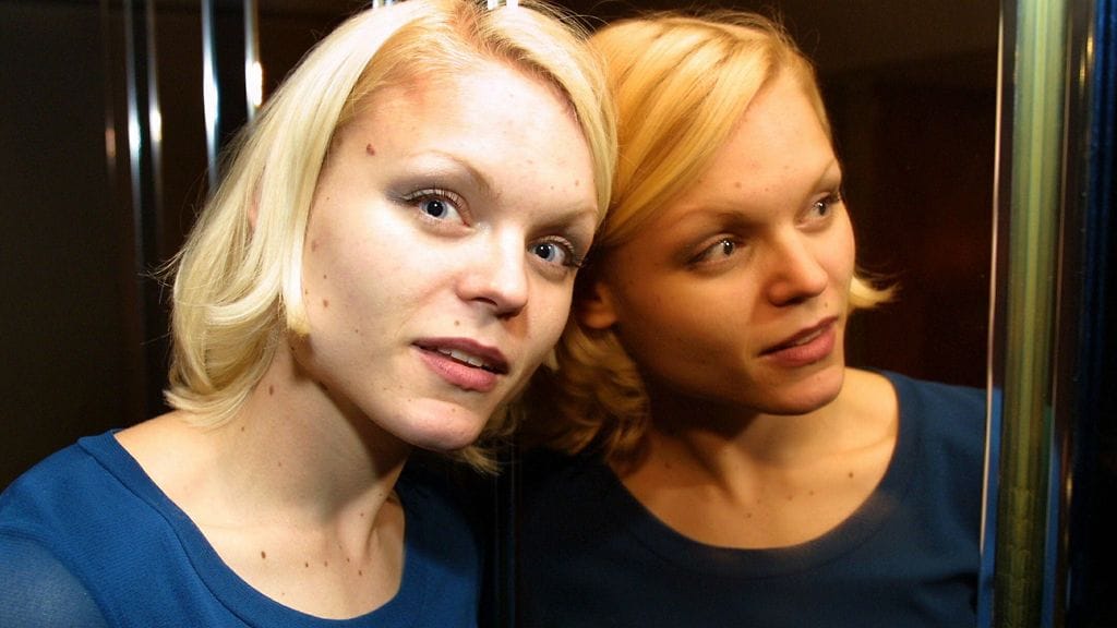 Kira Poutanen vastaanotti torstaina Helsingissä Vuoden 2001 lasten- ja nuortenkirjallisuuden Finlandia Junior -palkinnon teoksestaan "Ihana meri".