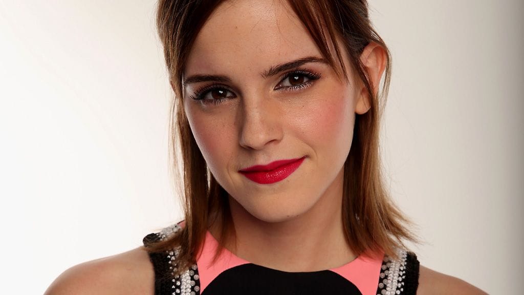 Emma Watson yllätti rohkeassa minimekossa aikakauslehden kannessa.