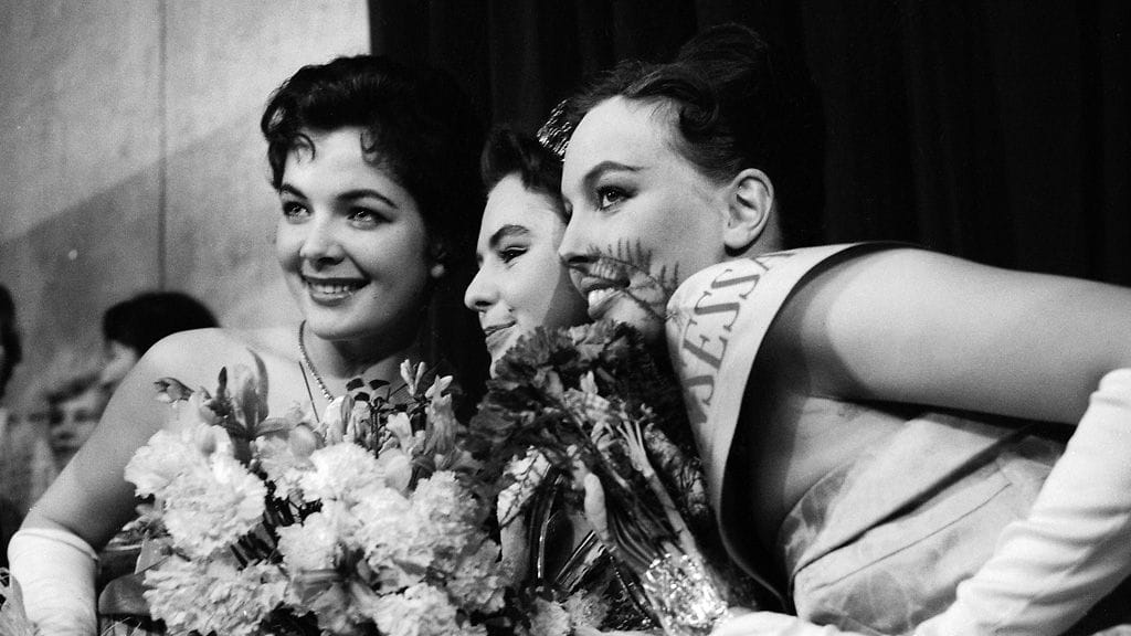 Miss Suomi 1958 Pirkko Mannola perintöprinsessoineen. Vas. toinen perintöprinsessa Anja Hatakka, oik. ensimmäinen perintöprinsessa Eva-Maija Sariola.