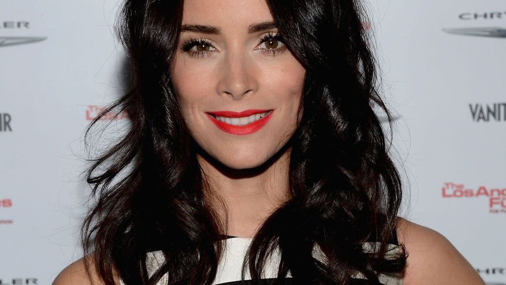 Oranssinpunainen huulipuna täydensi Abigail Spencerin mustavalkoisen tyylin.