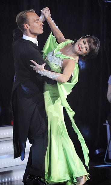 Tanssipari Pirkko Mannola ja Mika Jauhiainen lavalla Tanssii tähtien kanssa -ohjelmassa MTV3:n studiolla Helsingin Konalassa 26. huhtikuuta 2009.