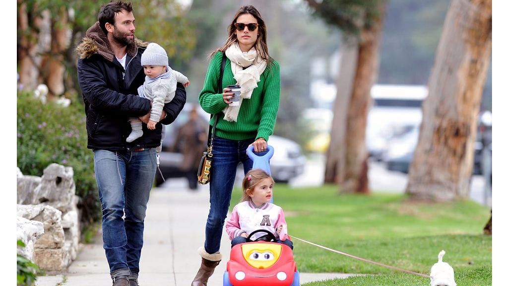 Jamie Mazur, Noah-poika, Alessandra Ambrosio, Anja-tytär ja Lola-koira.