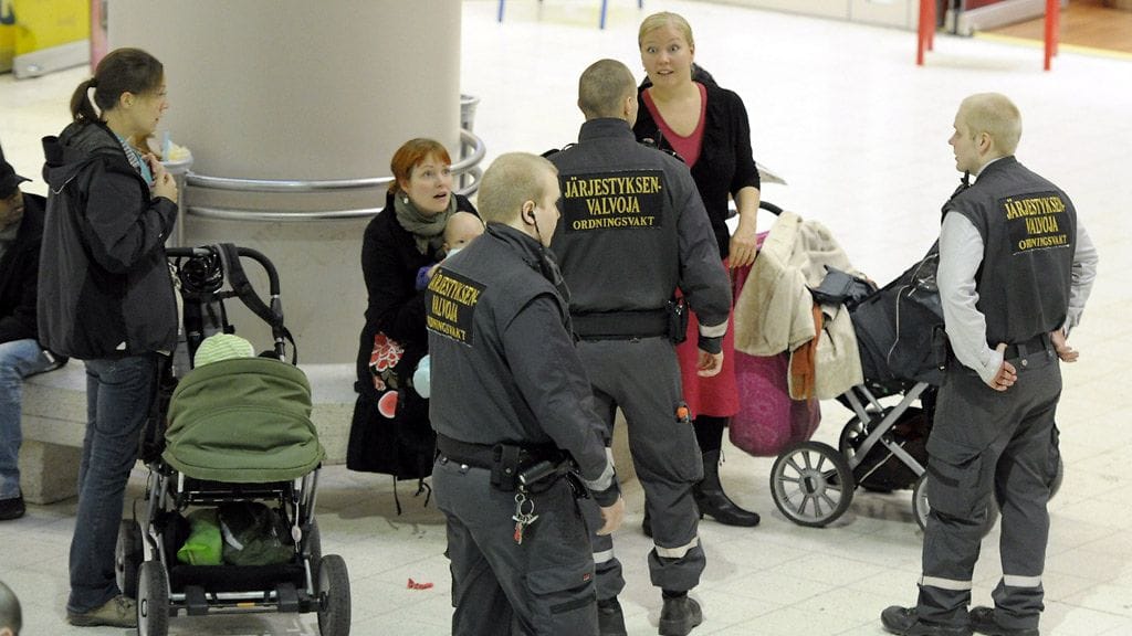 Valtakunnallisella imetysviikolla joukko äitejä imetti lapsiaan flash mob -tempauksessa julkisella paikalla Helsingin Rautatietorin Kompassiaukiolla.