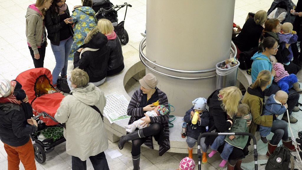 Valtakunnallisella imetysviikolla joukko äitejä imetti lapsiaan flash mob -tempauksessa julkisella paikalla Helsingin Rautatietorin Kompassiaukiolla.