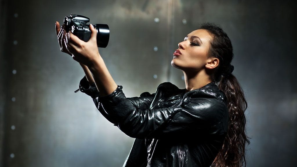 Oletko tottunut ottamaan selfieitä? Kesän riennoissa ja juhlissa muutkin ottavat sinusta kuvia, joten valmistaudu poseeraamaan.