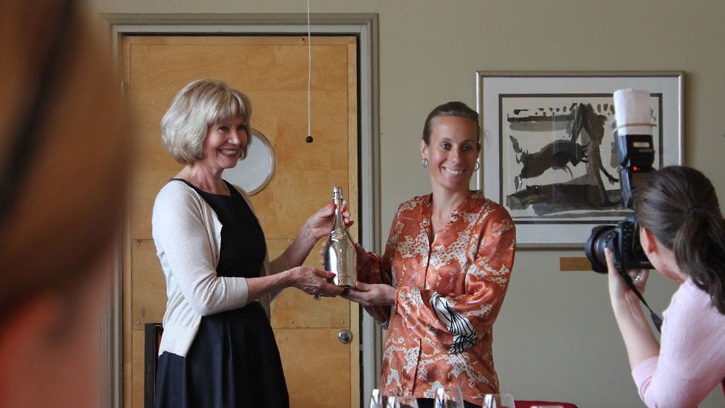 Catharina Stackelberg ottaa vastaan Veuve Clicquot Business Woman Awardin.