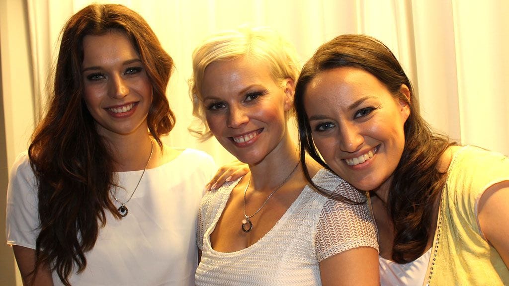 Mia Ehrnrooth (vas.), Kirsi Ståhlberg ja Jasmin Hamid rohkaisevat kaikkia naisia olemaan vahvoja.