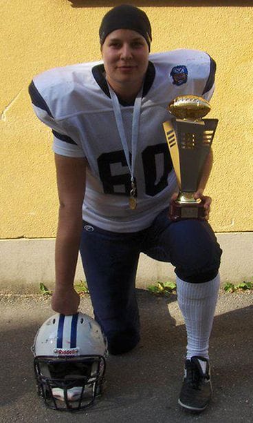 MM-pokaalin kanssa pronssiottelun jälkeen 2010 kisoissa Tukholmassa.