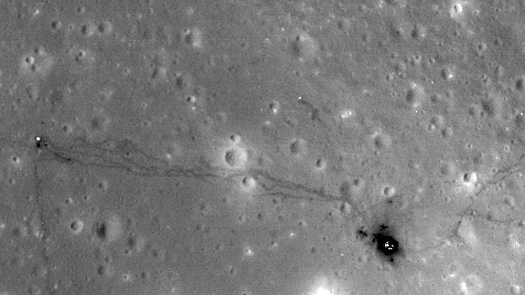 Apollo 14 -astronauttien jättämiä jälkiä kuussa.