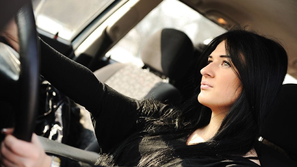 Molempien tulisi ajaa autolla tasavertaisesti, vaikkapa vuorotellen.