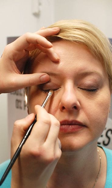 Meikkitaiteilia Piia Hiltunen meikkasi Liisalle näyttävän arkimeikin.