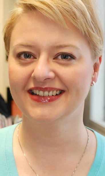 Meikkitaiteilia Piia Hiltunen meikkasi Liisalle näyttävän arkimeikin.