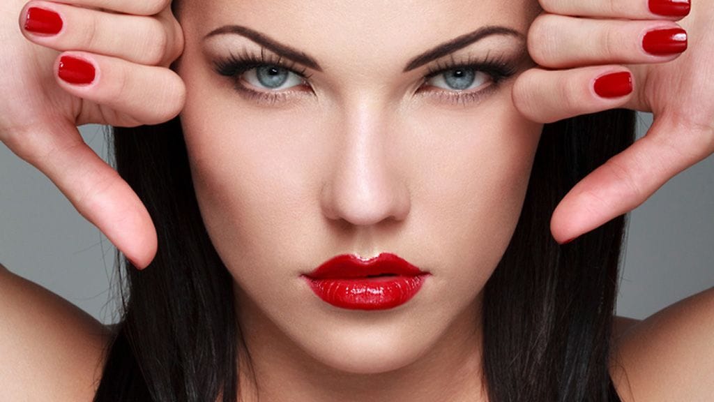 Naiset ilmaisevat vahvasti tunteinaan muun muassa ilmeillään.