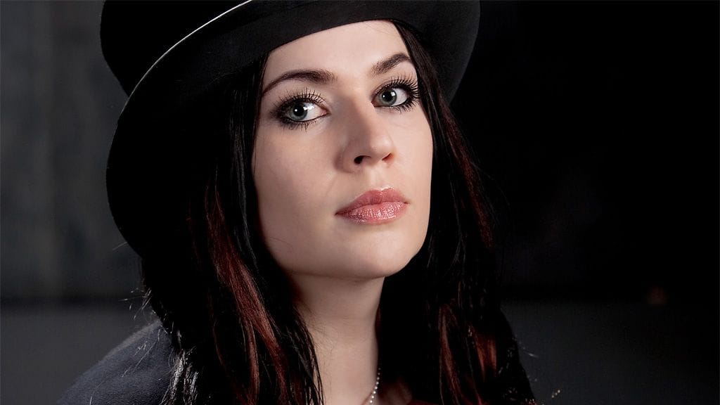 Kirjailija Heli Slunga kirjoitti säälimättömän röyhkeän runokokoelman. Kuva: Ilpo Vainionpää