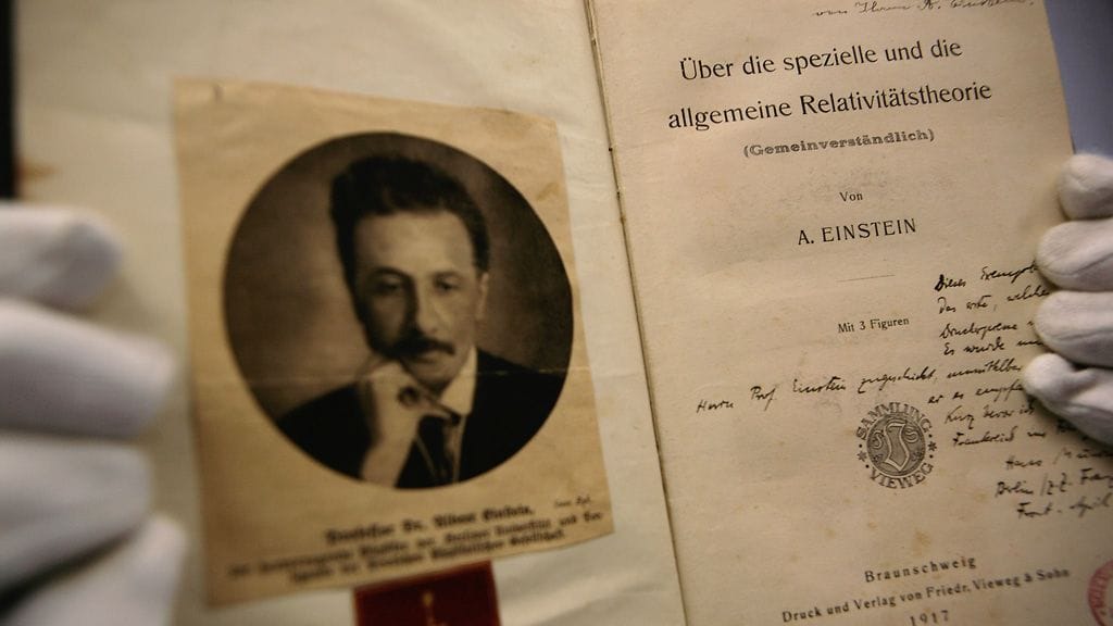 Albert Einsteinin teos On Special and General Relativity Theory (Popularisation).