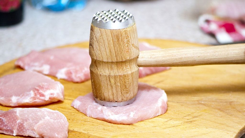 Perinteiset leikkeet nuijitaan usein ohuemmiksi ennen lihan kypsentämistä.