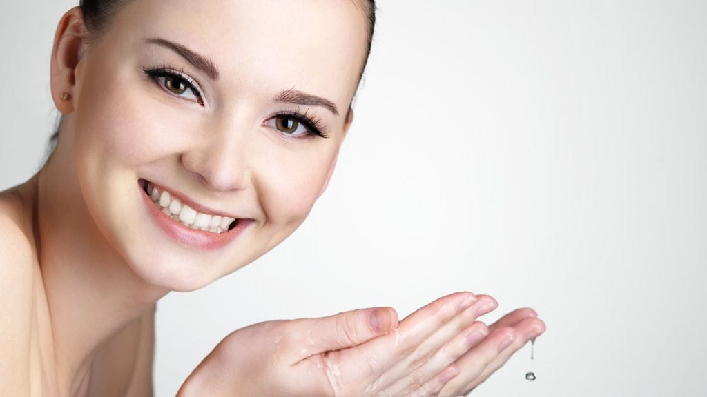 Suomalaiset lukevat ihonhoitovinkkejä lehdistä.