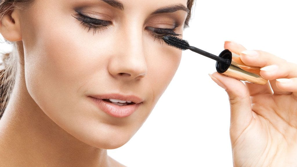 Käytä ripsientaivuttajaa ennen kuin olet laittanut ripsiväriä!