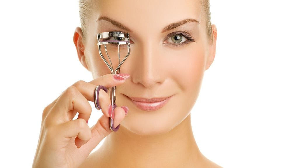 Katso itseäsi silmiin peilin kautta ja pidä leuka suorassa. Sujauta taivuttimen silmukoihin peukalo ja keskisormi.