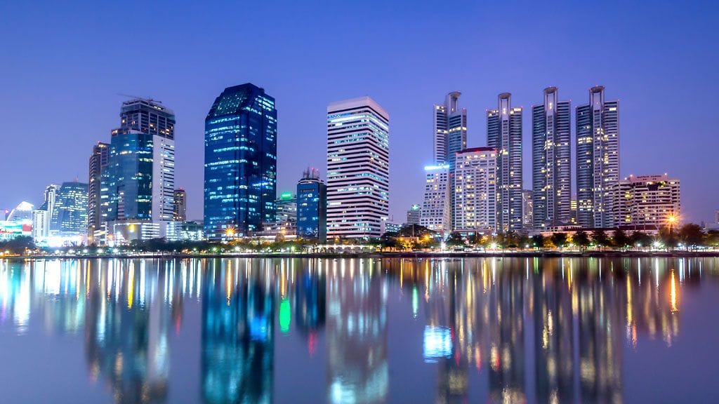 Bangkok yöllisissä maisemissa.