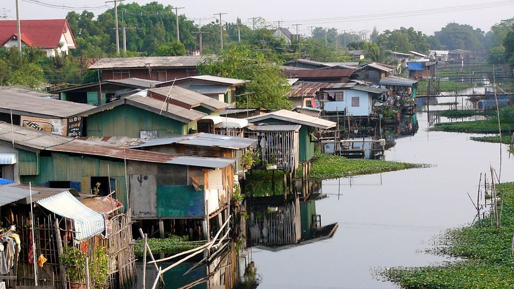 Slumminäkymää Bangkokissa.