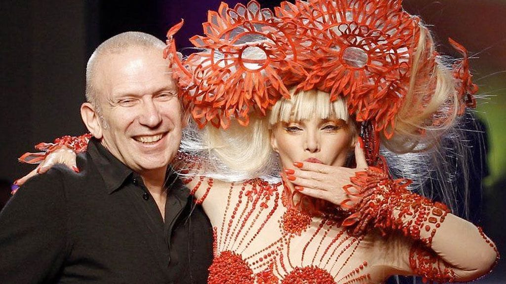 Madonna vuonna 1995 Gaultierin luomus yllään.