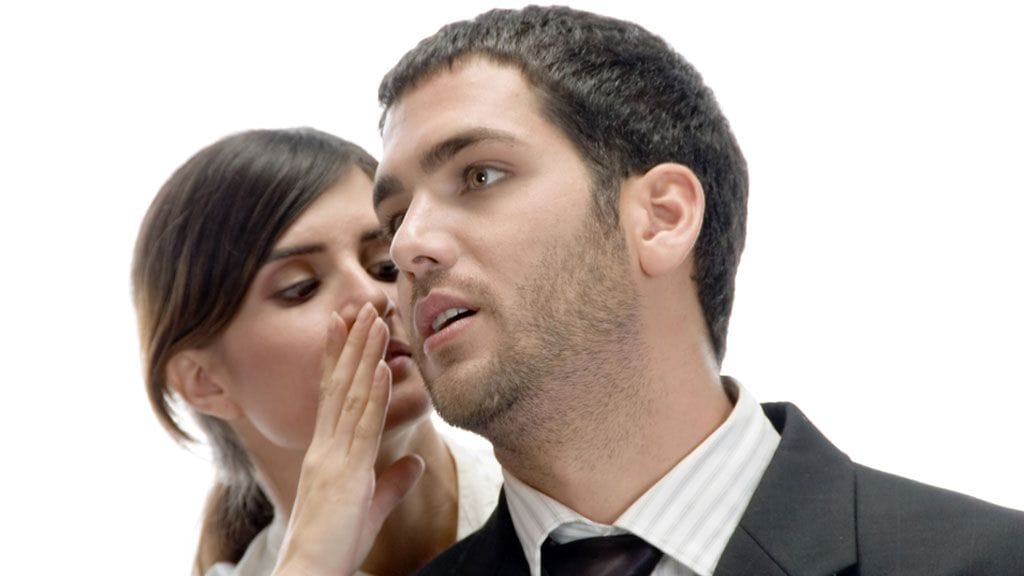 Joskus nainen valehtelee vain pitääkseen miehen onnellisena.