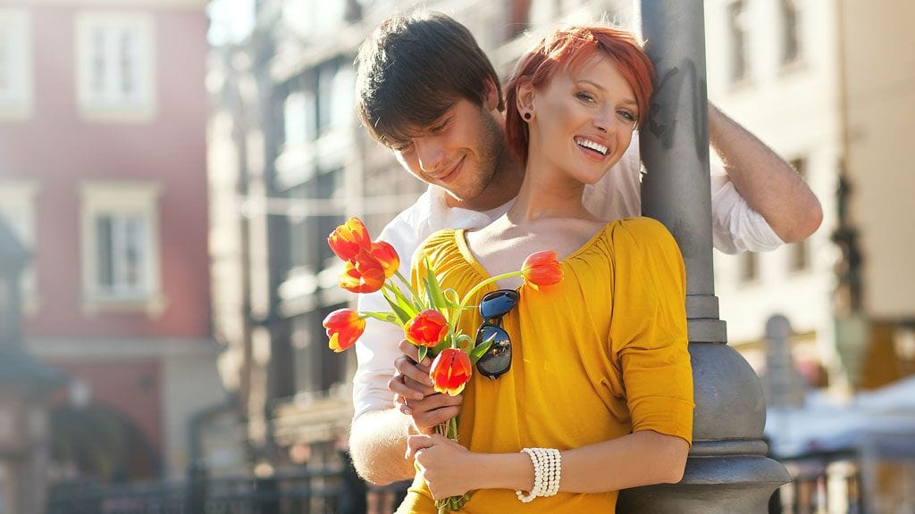 Asiantuntijan mukaan miehet ovat naisia romanttisempia.