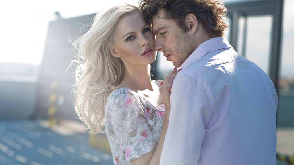 Parisuhteen aloituksessa on tärkeä kuunnella tunteitaan.