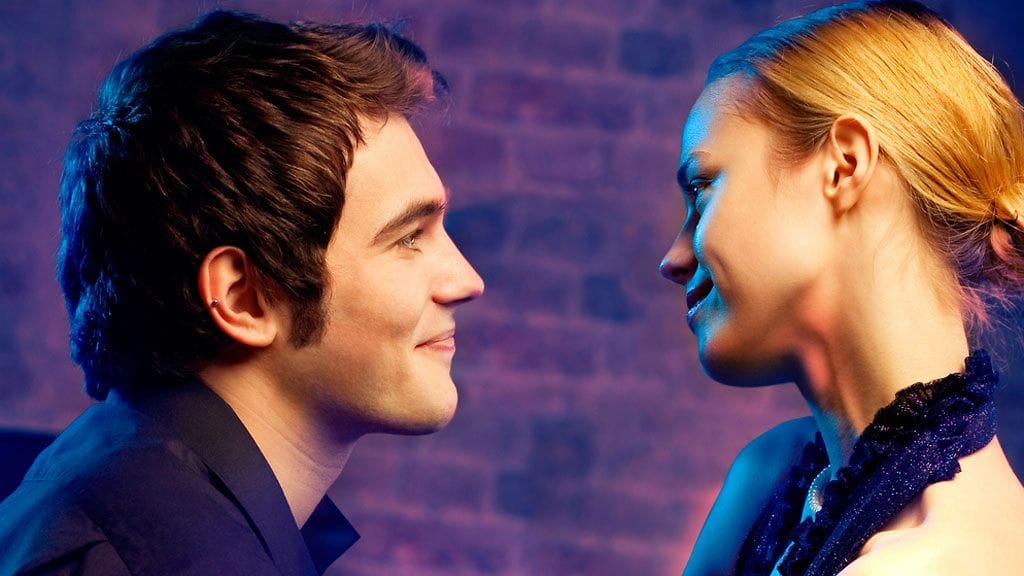 Jos liikut vain yhden ystäväsi kanssa, mies uskaltaa lähestyä sinua. Suurempi porukka voi pelottaa miehen tiehensä.