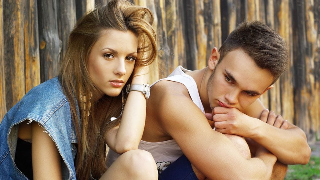 Jos mies jää tuijottelemaan vieraisiin pöytiin, laske itkuraivareiden sijaan leikkiä asiasta.