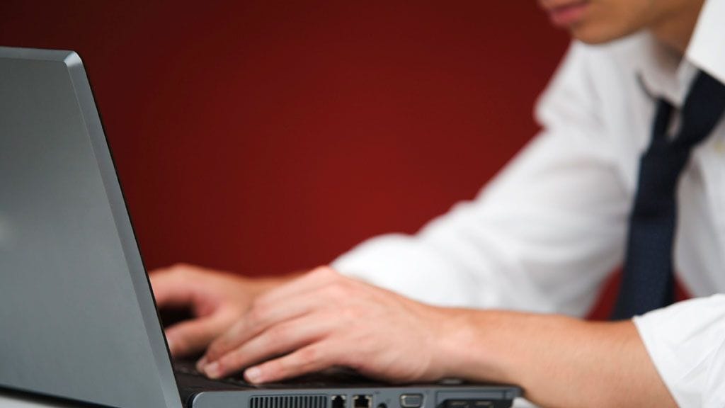 Asiantuntijan mukaan yksi syy deittipalstalla huijaamiseen saattaa olla yksinäisyys.