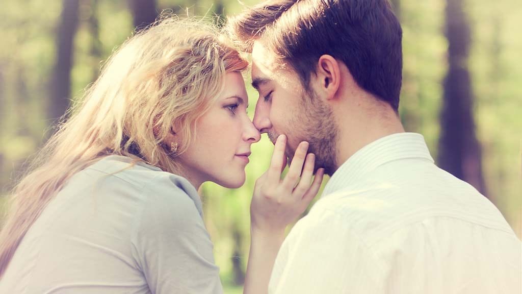 Rakastuminen voi muuttua rakastamiseksi, jos toisen hyväksyy kokonaan.