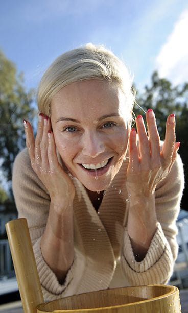 Meikitön päivä -kampanjaan osallistuu mm. Huippumalli haussa -ohjelman juiontaja Anne Kukkohovi. Anne Kukkohovi pesi meikkejään pois kasvoilta Helsingissä tiistaina 4. syyskuuta 2012.