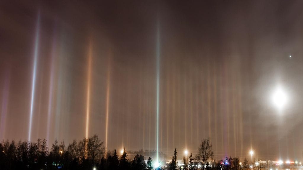 Keinovalopilareita 15. tammikuuta 2014 kello 6.15 Helsingin Siltamäessä. Kuva: Miro Sauru