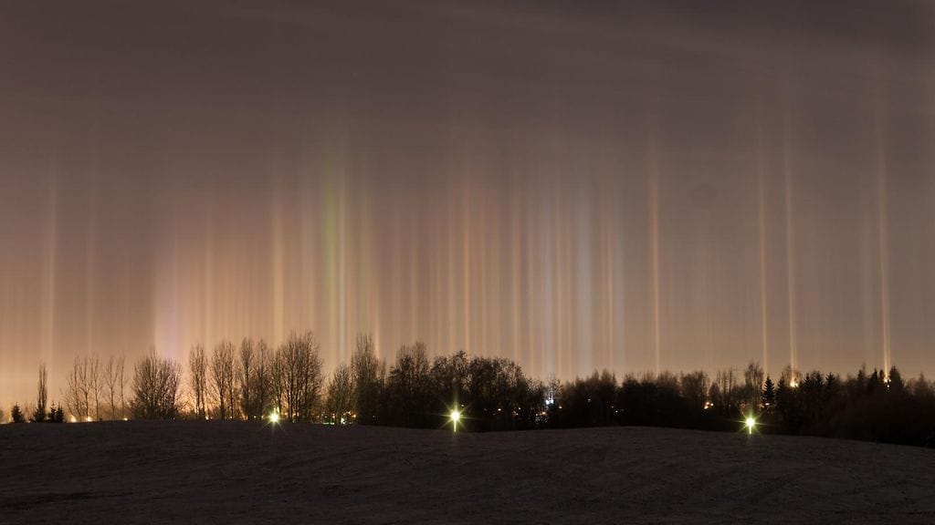 Keinovalopilareita 15. tammikuuta 2014 kello 6.15 Helsingin Siltamäessä. Kuva: Miro Sauru