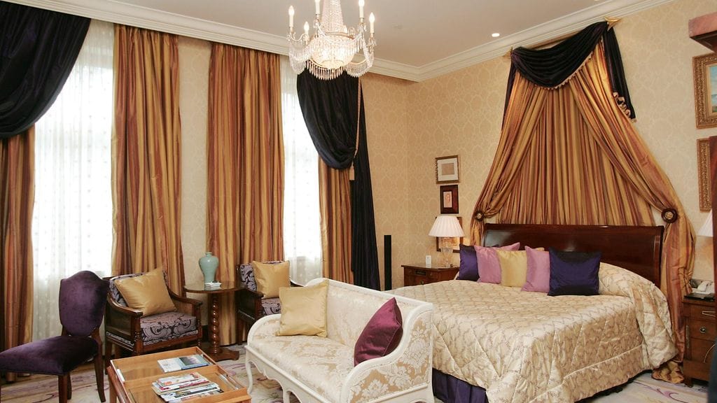 Yö luksushotellissa irtoaa alle 100 eurolla oikeassa kohteessa. Kuvassa Hotelli Kämpin Mannerheim-sviitti.