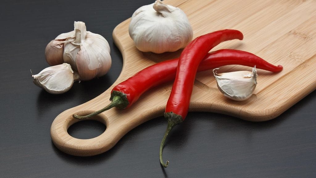 Muun muassa chili ja valkosipuli voivat kohentaa mieskuntoa.