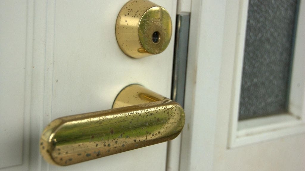 Luvaton tunkeutuminen ja varkaudet huomattiin vastaa aamulla. Kuvituskuvaa.