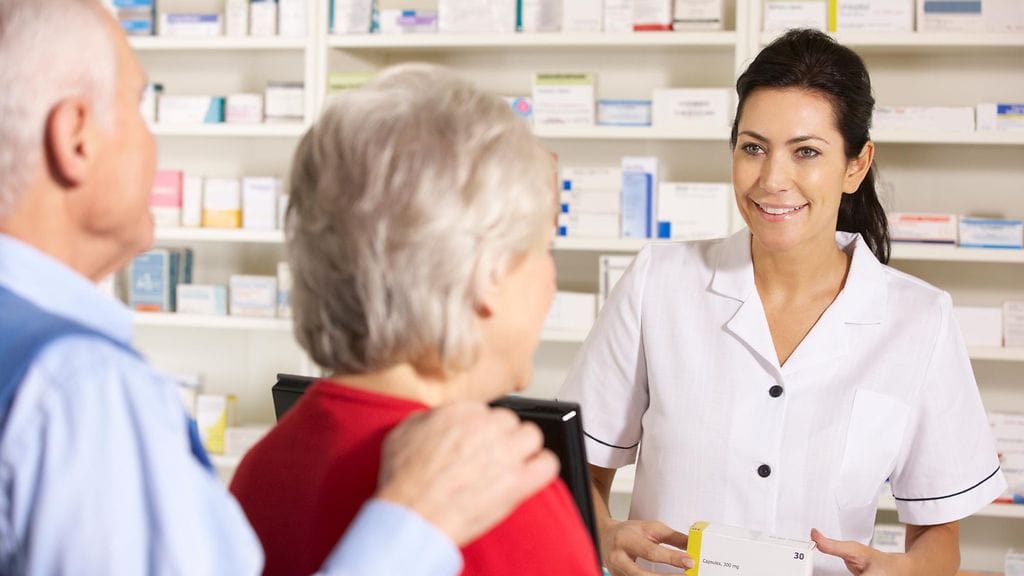 Suomalaisia mietityttää esimerkiksi apteekissa asioiminen. Kuvituskuva.