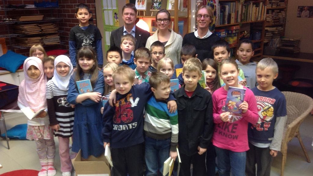 MTV:n Nuorten hyväksi -kampanja lahjoitti lastenkirjoja helsinkiläisen Keinutien ala-asteen tokaluokkalaisille. (2C:n oppilaat, kirjailija Timo Parvela, opettaja Katrianna Halinen ja MTV:n toimittaja Mika Tommola)