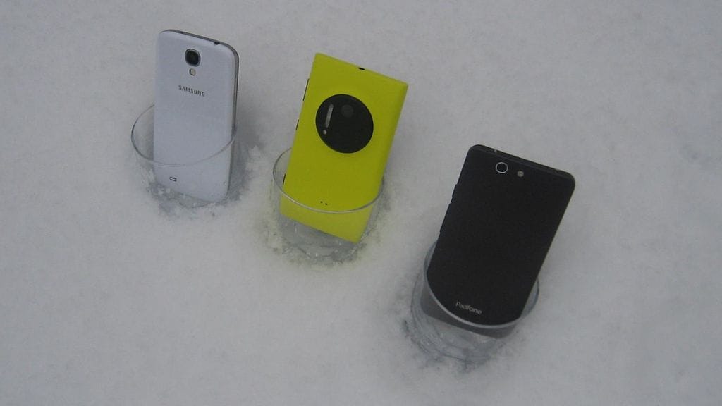 Lumia 1020 erottuu kirkkaan värinsä ansiosta lumihangesta, jos se sattuu tipahtamaan taskusta. Vasemmalla näkyvä valkoinen Samsung Galaxy S4 sen sijaan naamioituu tehokkaasti. Asus Padfonen musta väri edustaa puolestaan perinteisempää väritystä.