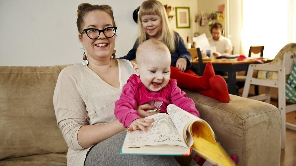 Leena-Kaisa Pantsu sekä tyttäret Isa (takana) ja Siina kotonaan Helsingissä 30. tammikuuta 2014. Taustalla näkyy Janne Pantsu.