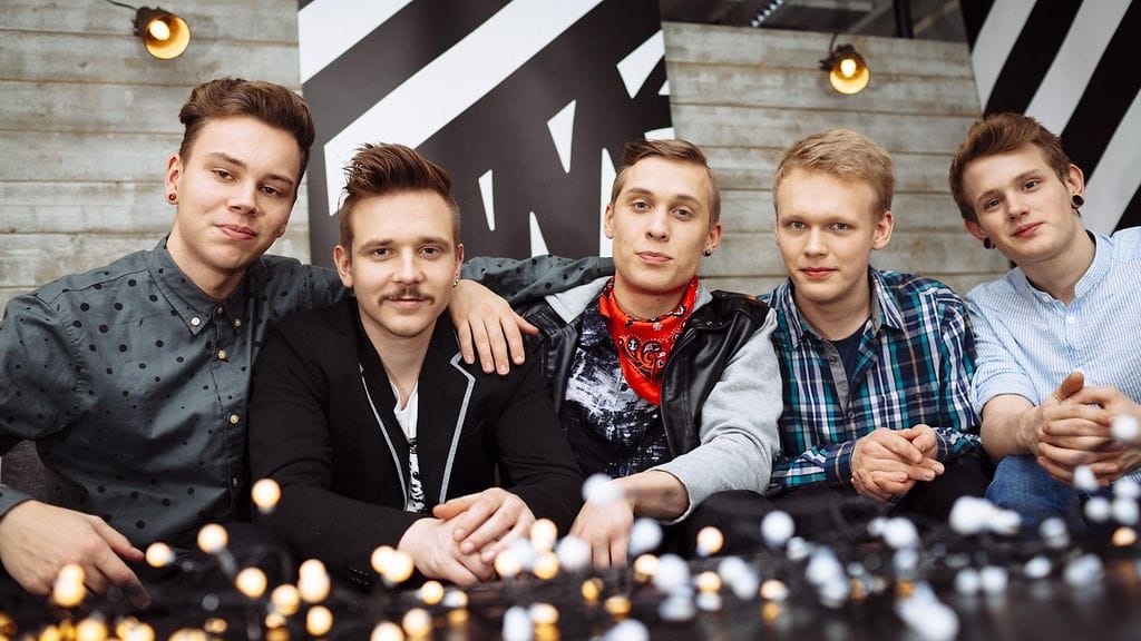 Softenginen Eero Keskinen kuvassa toinen oikealta. Laulaja Topi Latukka kuvassa keskellä.