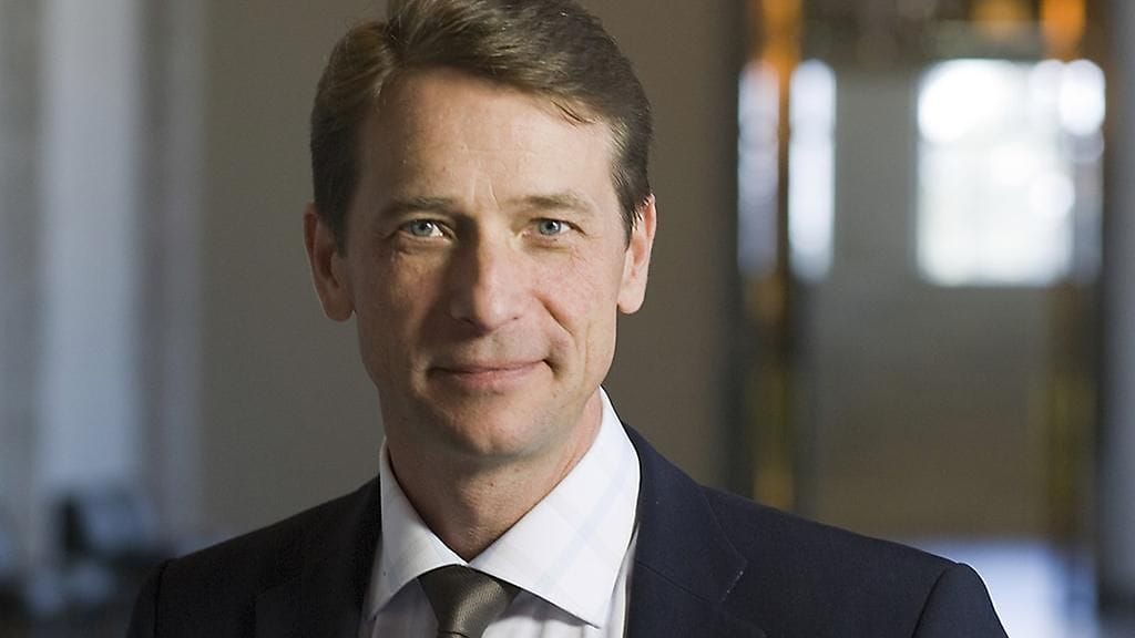 Tapani Mäkistä syytetään törkeästä lahjuksen ottamisesta ja törkeästä virka-aseman väärinkäyttämisestä.