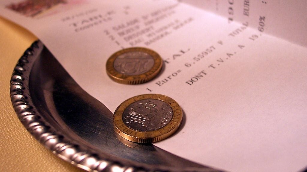 Loppusummasta jätetään ulkomailla usein noin kymmenen prosenttia tippiä.