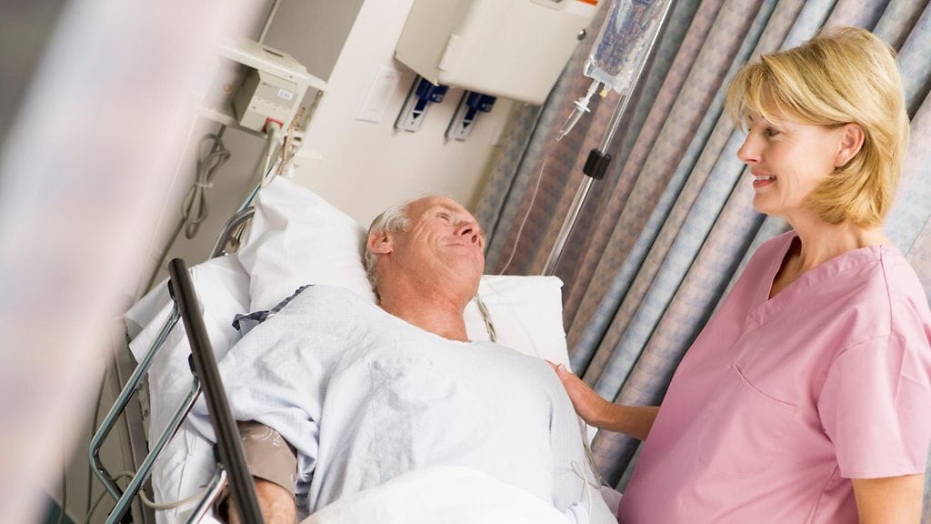 Sairaanhoitaja tarvitsee myös sosiaalisia taitoja. Kuvituskuva.