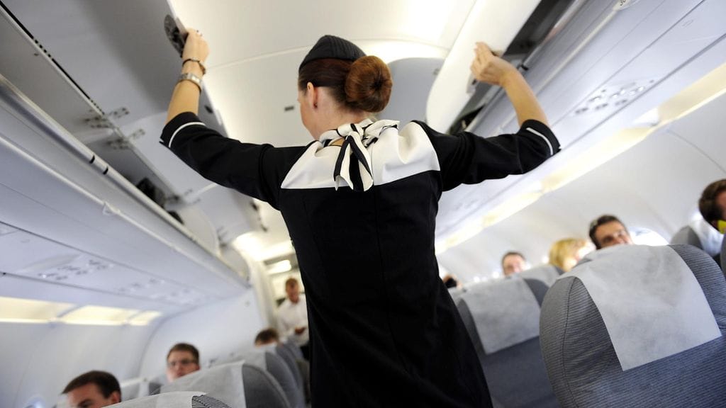 Lentoemäntä on yksi esimerkki ammateista, jonka nimeke on sukupuolittunut.