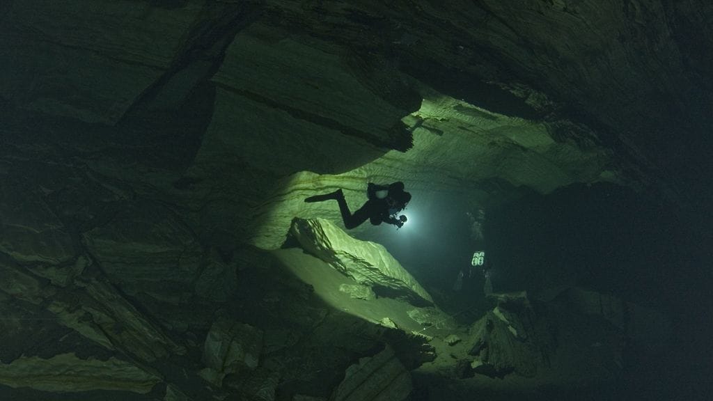 Suomalaismies kuoli sukellusonnettomuudessa Font Estramarin luolassa Ranskassa. Kuvan sukeltaja ei liity onnettomuuteen.