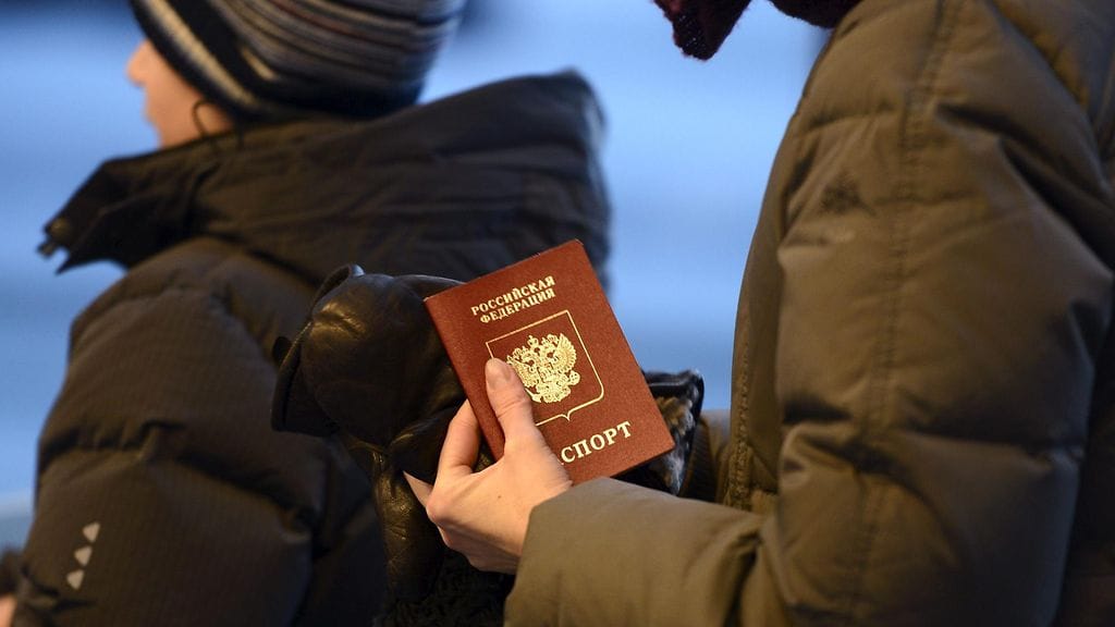 Venäläisturisti rajanylityspaikalla.